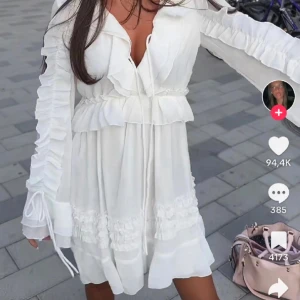 Klänning - Jätte fin klänning (helt slutsåld) som endast är använd en gång. Nypris 630kr! Storlek M (40)