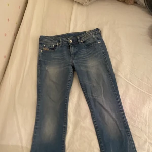 Vintage Diesel jeans - Jätte fina lågmidjade vintage jeans från diesel. Jag köpte dom på Plick 🥰 Måtten finns på bild 3 ❤️