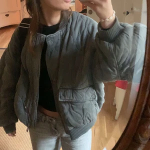 Jacka Zara - Intressekoll på denna superfina jacka från zara. Går inte att hitta på hemsidan längre! Hör av er vid intresse och vad ni skulle kunna tänka att ge för den! Nypris 800 kr💘