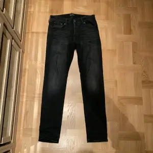 Säljer dessa jeans från Jack & Jones | Modell: Slim - Glenn | Storleken på jeansen är 30/32 | Skicket på jeansen är mycket bra utan några defekter | Mitt pris: 349kr - nypris: 800kr | Hör gärna av vid minsta lilla fråga! | 