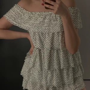 Volangklänning Zara - Oanvänd off shoulder volangklänning med rosett från Zara. 