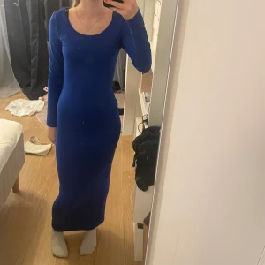 Lång blå klänning - Säljer denna oanvända klänning. Stämmer i storleken. Skriv för fler frågor osv❤️ Är öppen för prisförslag. Ordinarie pris 159kr