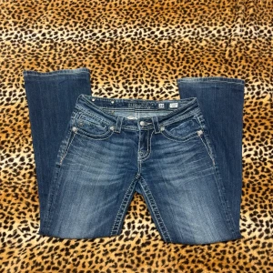 2000s miss me lowrise bootcut jeans - ✰*ੈ✩‧₊˚ läs gärna köpvillkoren innan köp ✰ skickar inga bilder på <3 ✰ jättefina miss me bootcut jeans med lite slitningar längst ner, knappt märkbara. men ha i åtanke att det är ett sparsamt använt second hand plagg ✰ midja: 37 cm, innerben: 72 cm