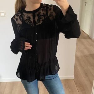 Blus - En tunn blus från indiska. Använd men i väldigt gott skick. Säljer då jag inte använder den! Storlek L men skulle säga att den är mer som en M (jag bär storlek S för referens)