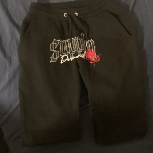 Supply & demand byxor - Svarta supply and demand byxor. Köpte dem här byxorna av impuls men har aldrig använt de. Skick 10/10