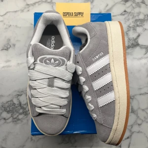 Adidas Campus 00s ”White Grey” - Helt nya och oanvända Adidas Campus 00s ”Grey White”. Storlek: 38. Pris: 1499+frakt. Skicka ett meddelande vid intresse. Köp tryggt och snabbt hos oss. Många nöjda kunder😊
