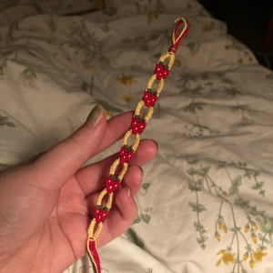 Armband - Handgjort armband med jordgubbar. 40kr 🍓🍓🍓  Jag fick inget sommarjobb så jag kämpar för att kunna fortsätta min bok-konsumtion 😔😔  Skriv jättegärna om du har något annat armband med samma teknik så kan jag fixa 💪💪💪 Skriv också gärna om du har frågor.