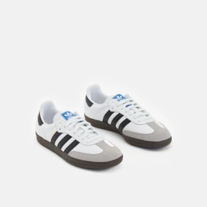 Adidas sambas!!! - Säljer nu mina fina adidas sambas då de tyvärr är förstora på mig!!! Köpta i januari och använda sen dess men fortfarande väldigt fint skick!! Nypris är 1350kr, och jag säljer för 600kr☺️ Vid snabb affär kan pris diskuteras!🥰