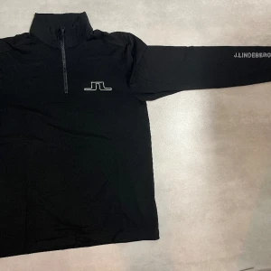 J Lindeberg golf tröja  - Säljer en riktigt skön Golftröja från j lindeberg! Bra skick och inga defekter.