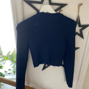 Stickad Mörkblå Tröja - Jätte fin tröja som har använts ett fåtal gånger. Från Hm storlek S 🩷