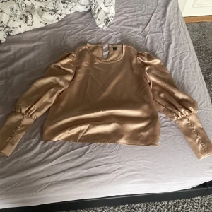 Tröja  - En fin tröja från shein storlek S har aldrig använd bara testat 