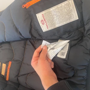 Parajumper jacka  - Äkta Parajumper jacka. Storlek Young medium\ M i barnstorlek.  Pris kan diskuteras 