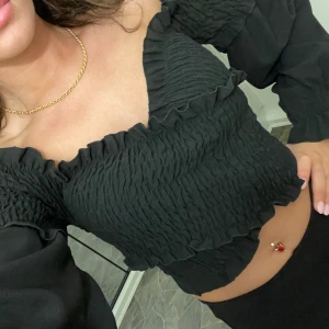 Topp - Super snygg nästan helt ny topp som man kan ha off shoulder men även dra på axlarna.