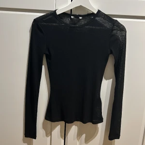 Tunn svart tröja - Tunn svart tröja från Monki i storlek XS. Använt 1 gång och är i bra skick. Tröjan är Intimissimi liknande.