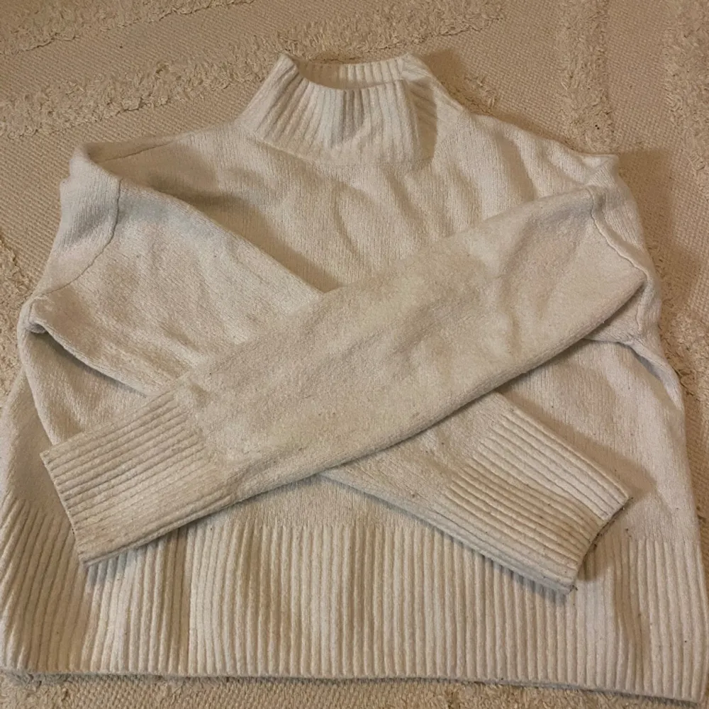 En vit other stories tröja som är köpt från Plick och sedan använd ett par gånger, är lite nopprig men inga hål och inga tecken på fläckar, tveka inte vid frågor (ps sista bilden är min) 🩷. Tröjor & Koftor.