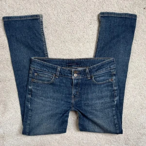 Levis Jeans - Midja: 86cm✨Innerben: 80cm✨Storlek står ej, men uppskattar till M🫶Jag på bilderna är 172cm lång❤️