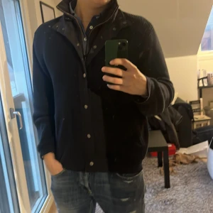 Gant Cardigan Jacka - Säljer min cardigan jacka från Gant. Är 187 och passar mig bra! Storlek L på jackan, hör av er om ni funderar på något!