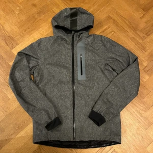 Regnjacka  - Regn/funktionsjacka i från Craft. Använd fåtal gånger, jackan är i nyskick. Jacka heter Ride Rain Jacket M och finns att hitta på Crafts hemsida där den säljs för 1500 kr. 