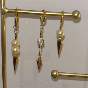 örhängen i rostfritt stål - Säljer handgjorda örhängen i rostfritt stål.❤️‍🔥❤️‍🔥❤️‍🔥                 Långa: 60kr st/ 90 för ett par                                     Korta: 50kr st/ 80 för ett par.                   ‼️Det går att skriva till mig om ni vill ha custom made i egen design🤗