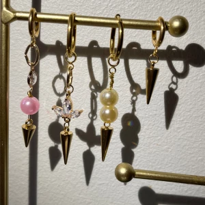 örhängen i rostfritt stål  - Säljer handgjorda örhängen i rostfritt stål.❤️‍🔥❤️‍🔥❤️‍🔥                 Långa: 60kr st/ 90 för ett par                                     Korta: 50kr st/ 80 för ett par.                   ‼️Det går att skriva till mig om ni vill ha custom made i egen design🤗