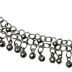 Vintage silvrig anklet - Så fin vintage anklet   Ger ifrån sig ljud när man rör sig   I bra skick, saknar en av bitarna som hänger bara   