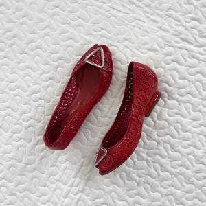 Så söta röda vintage skor med öppen tå och liten klack, storlek 36 🩰