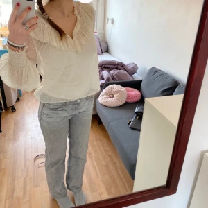 Gråa low straight jeans 🌟 - Fina low waisted straight jeans från Gina Tricot. Använt ett fåtal gånger, så dem är i mycket bra skick. Säljer pga att de inte kommer till användning, även lite för stora för mig 🩷