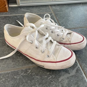 Converse  - Låga vita Converse. 
