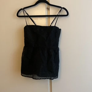 Söt topp - Svart topp, köptes förra året från hm men kom aldrig till användning  100 kr + frakt eller bud 