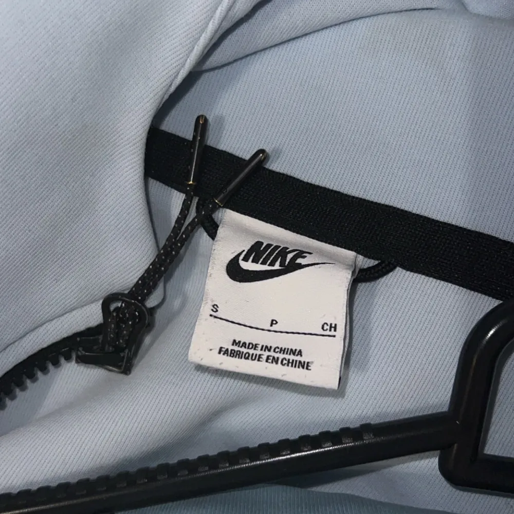 Nike tech fleece använd sen 2022 sommar, köpte den ifrån nike store och jd sports. storleken är bra och skicket är sådär finns  fläckar på den som varken syns eller inte syns så bra. hoodien är size small och byxorna är size Medium. Hoodies.