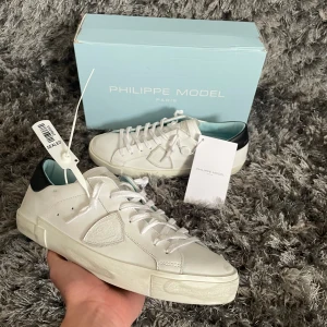 Philippe model sneakers - Säljer dessa feta Philippe model skor i storleken 43. Skick 10/10 då dom aldrig har blivit använda. Allt og och kvitto ingår! Vid minsta lilla fråga är de ba att hojta!