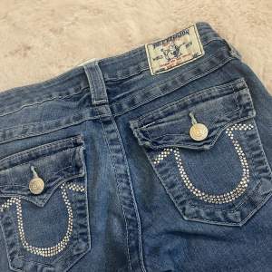 säljer dessa skitsnygga lågmidjade true religion jeans för dom kommer inte till användning längre. Endast använda 1 gång