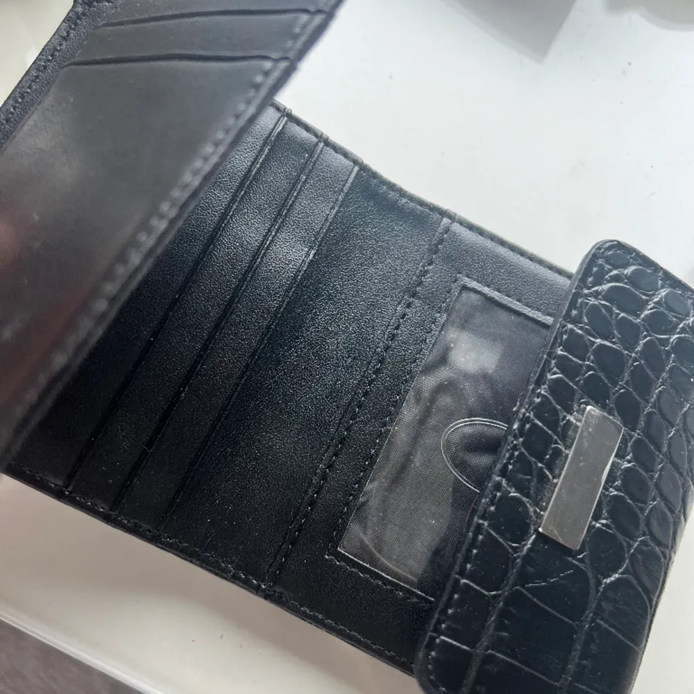 Ass snygg svart plånbok som inte kommer till användning längre. Ungefär 10 cm på längden och 9 cm på höjden🩷 Kan diskutera priset för snabb affär, använd köp nu🩷. Övrigt.