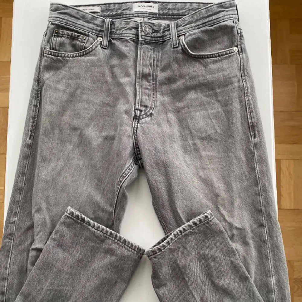 Säljer mina Jack and Jones jeans i model ”Chris” 550 för alla 3 par.. Jeans & Byxor.