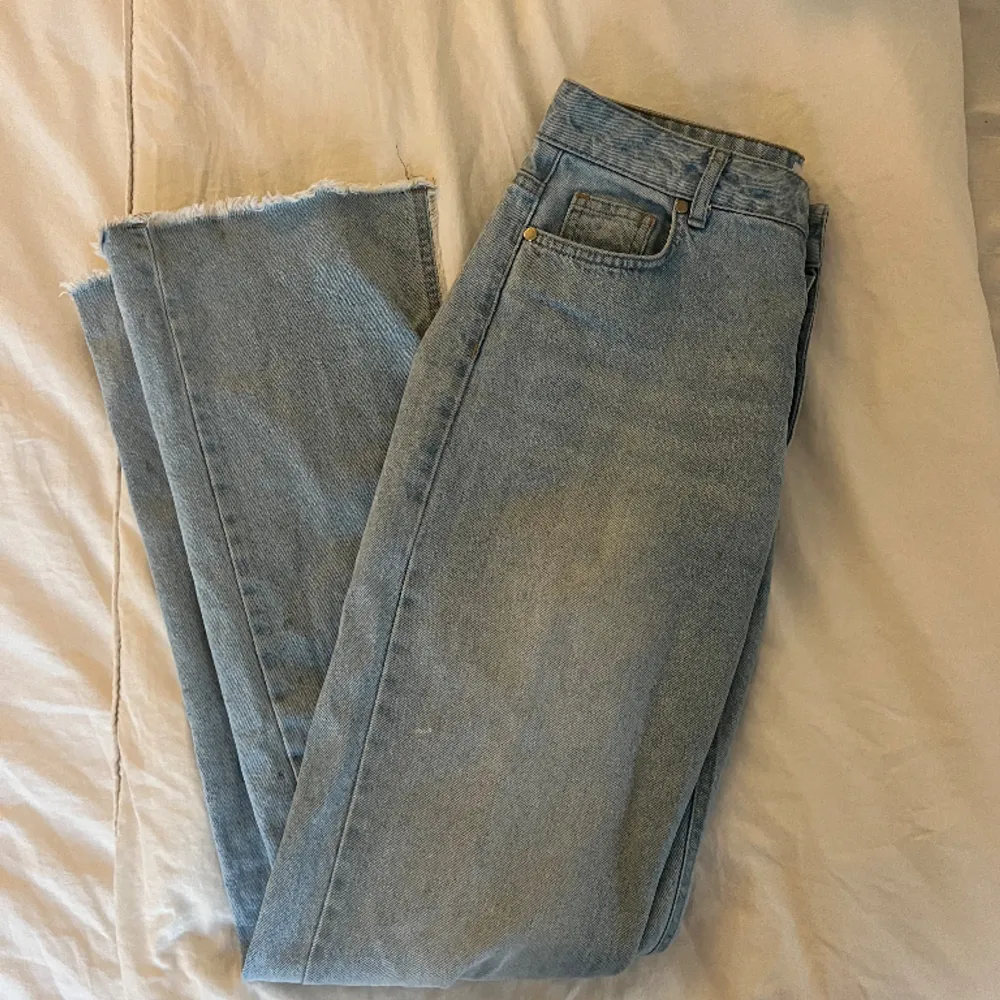Jeans med slits från NA-KD kollektion med Hanna Schönberg. Jeans & Byxor.