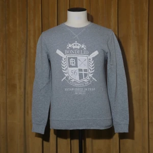 Bondelid Sweatshirt - Fint bevarad Bondelid Sweatshirt. Klassiskt och stilren tröja. Storlek Small. 