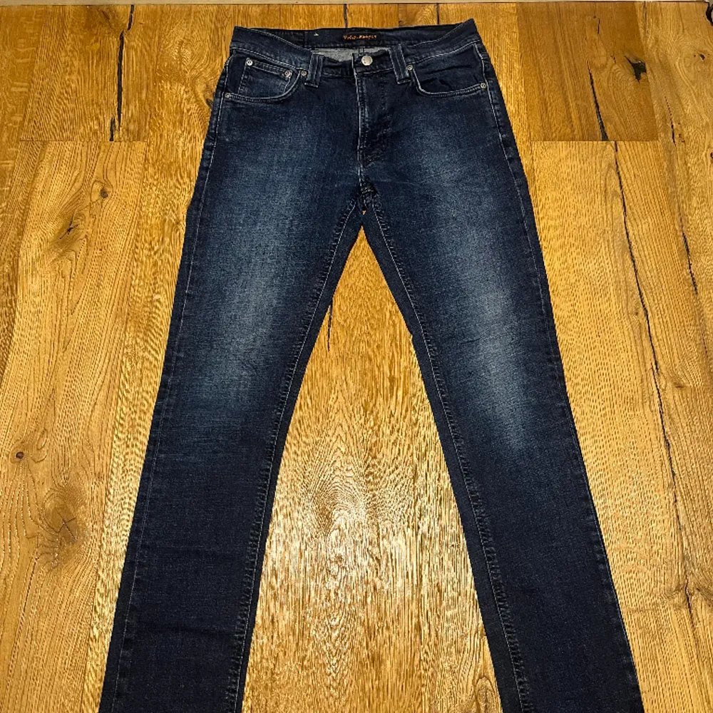 Ett par sjukt feta nudie jeans i väldigt fint skick. Modell: Lean Dean, Storlek: 31/32 men sitter som 30/32. Hör av er vid frågor!. Jeans & Byxor.