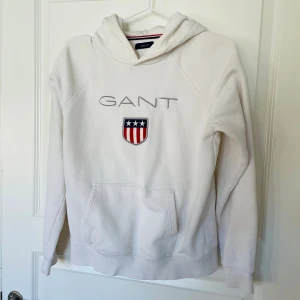 GANT hoodie - Vit GANT hoodie inga skador men en pytteliten fläck på framsidan ( går säkert att få bort) men knappt synlig som ni ser på bilderna
