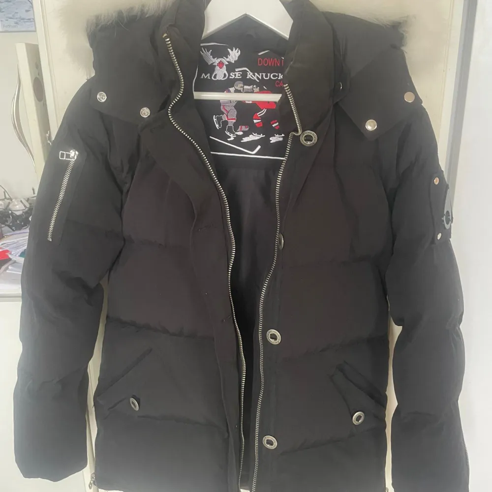 Jackor & ytterplagg, stl. 38 (S), Dam Moose Knuckles Original Dam storlek S. Jacket Shearling är en varm och stilfull dunjacka i slim fit modell. Jackan har, avtagbar huva med lamm-sheraling samt vattenavstötande yttertyg. Oanvänd  Nypris 10550kr. Jackor.