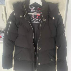 Jackor & ytterplagg, stl. 38 (S), Dam Moose Knuckles Original Dam storlek S. Jacket Shearling är en varm och stilfull dunjacka i slim fit modell. Jackan har, avtagbar huva med lamm-sheraling samt vattenavstötande yttertyg. Oanvänd  Nypris 10550kr