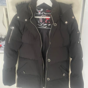 Moose knuckles jacka dam  - Jackor & ytterplagg, stl. 38 (S), Dam Moose Knuckles Original Dam storlek S. Jacket Shearling är en varm och stilfull dunjacka i slim fit modell. Jackan har, avtagbar huva med lamm-sheraling samt vattenavstötande yttertyg. Oanvänd  Nypris 10550kr