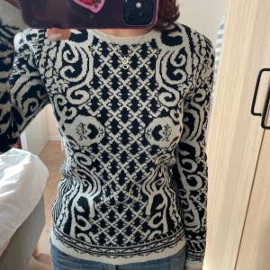 Stickad tröja - Tröja med mönster💖 går att ha som klänning men jag brukar vika upp den💖