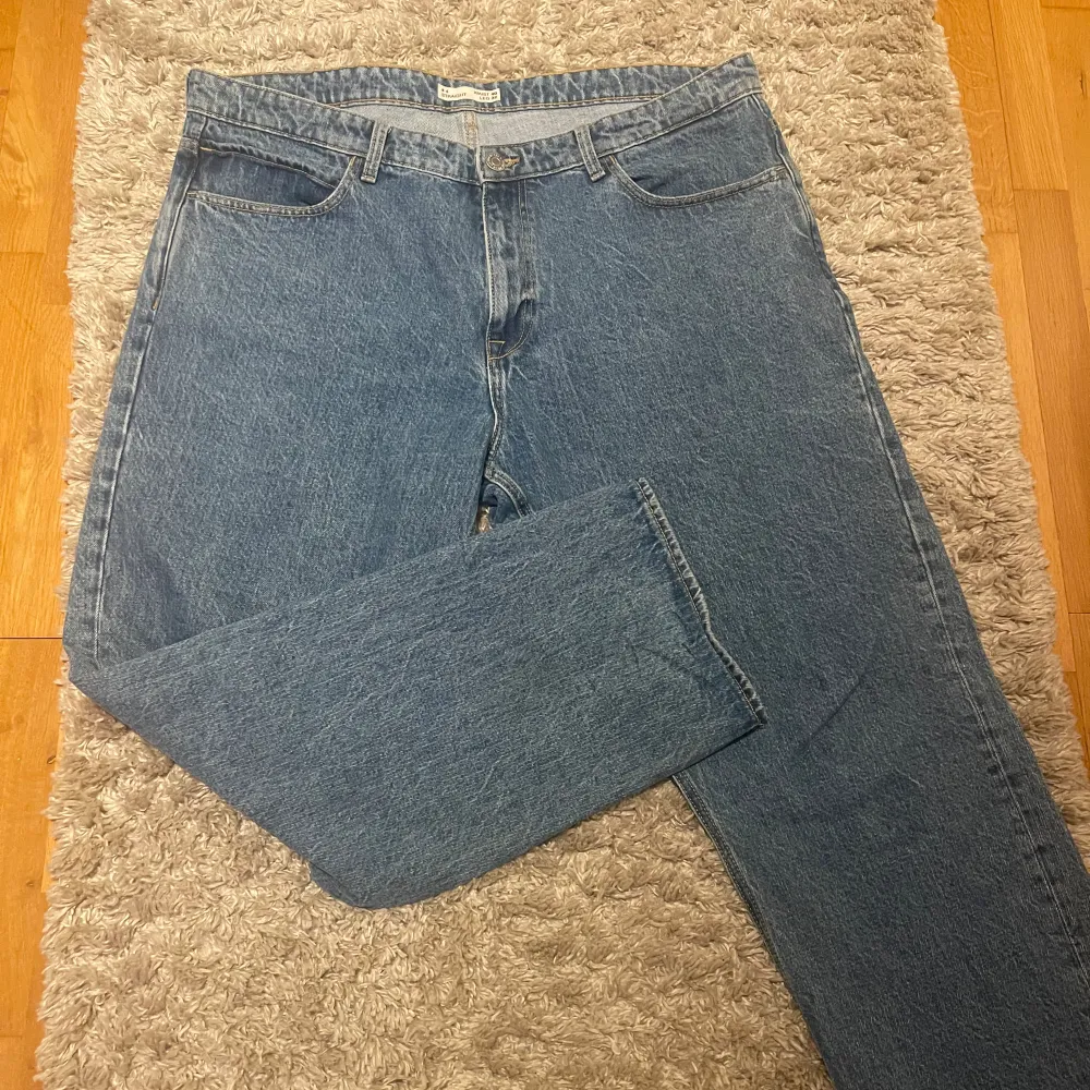 Jättefina ljusblåa jeans. Modellen är lite mer åt de manliga hållet men är också väldigt fina på kvinnor🙏🫶🏽💘Säljer då jag köpte dem och sedan glömt bort dem så dem är bara använda ca 2-3 gånger utan några skador😁🫶🏽. Jeans & Byxor.