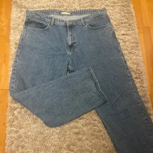 Jättefina ljusblåa jeans. Modellen är lite mer åt de manliga hållet men är också väldigt fina på kvinnor🙏🫶🏽💘Säljer då jag köpte dem och sedan glömt bort dem så dem är bara använda ca 2-3 gånger utan några skador😁🫶🏽