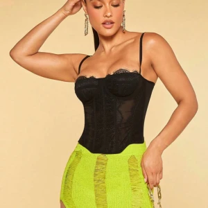 Svart korsett  - Säljer denna svarta korsett i storlek S som är ifrån shein. Säljer då den var förliten när ja fick hem den, alltså är den aldrig använd! Nypris är 169, mitt pris 100kr❤️