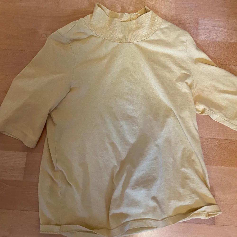 Jättefin gul t-shirt med liten polo från Monki i storlek xs💛 skriv vid frågor eller funderingar💛. T-shirts.