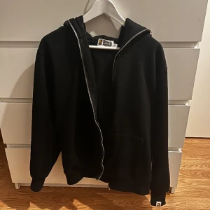 Bape zip hoodie  - Använd ett par gånger men passar inte mig mer, mycket bra skick, storlek M