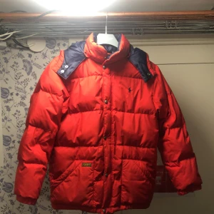 Röd Polo Ralph Lauren dunjacka - Storlek är 14-16 år, mycket bra skick, har inte använt den så mycket. Säljer jackan för att den passa mig inte längre. Skriv till mig privat för mer information.