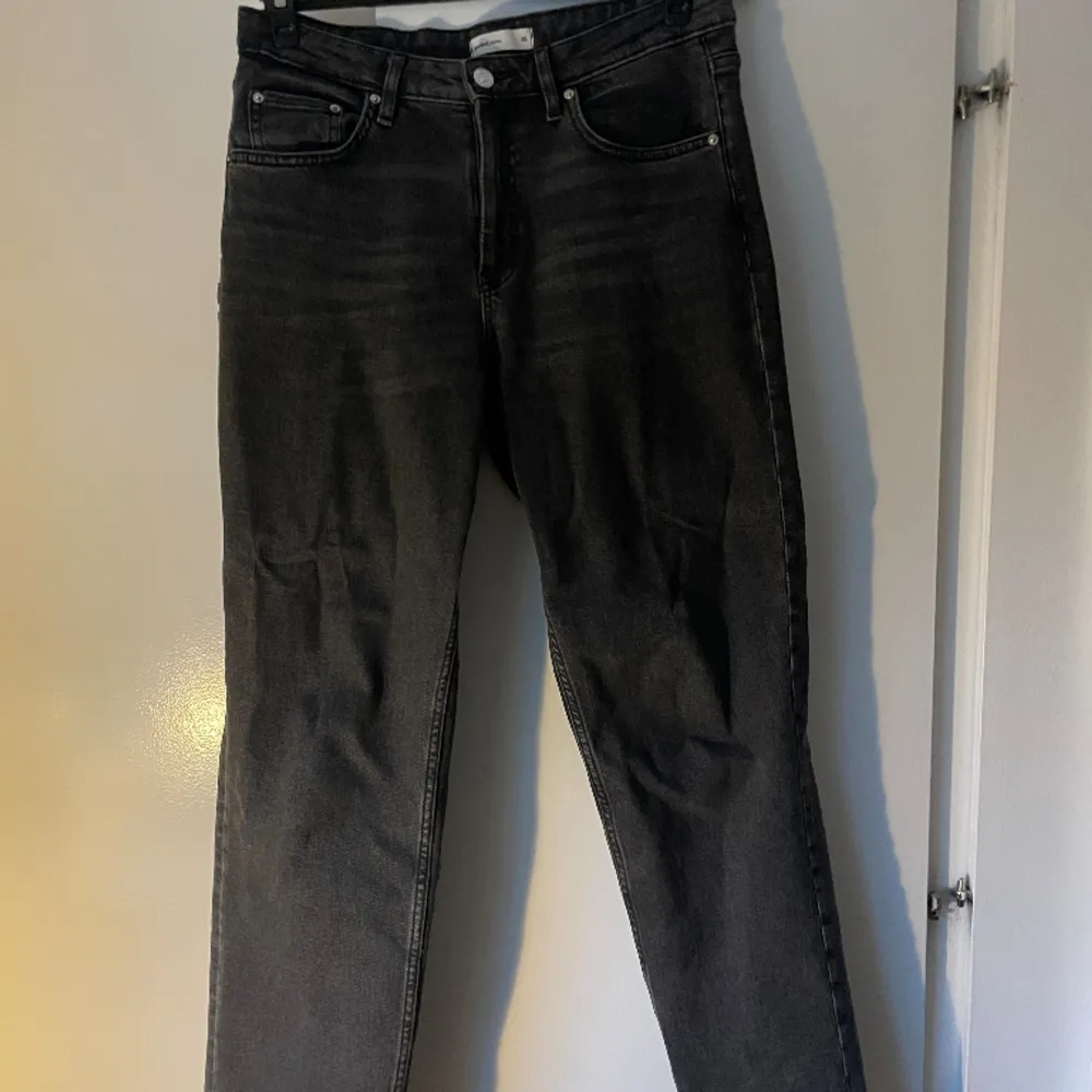 Säljer dessa raka jeans från Ginatricot. Dem är i mycket bra skick och är lite gråa svarta i färgen🥰. Jeans & Byxor.