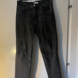 Jeans  - Säljer dessa raka jeans från Ginatricot. Dem är i mycket bra skick och är lite gråa svarta i färgen🥰